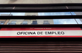 ep cartel en la entrada de una oficina de empleo de madrid espana a 10 de febrero de 2020