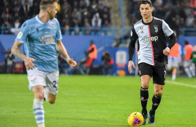 ep cristiano ronaldo conduce la pelota ante manuel lazzari en el juventus-lazio de la supercopa de