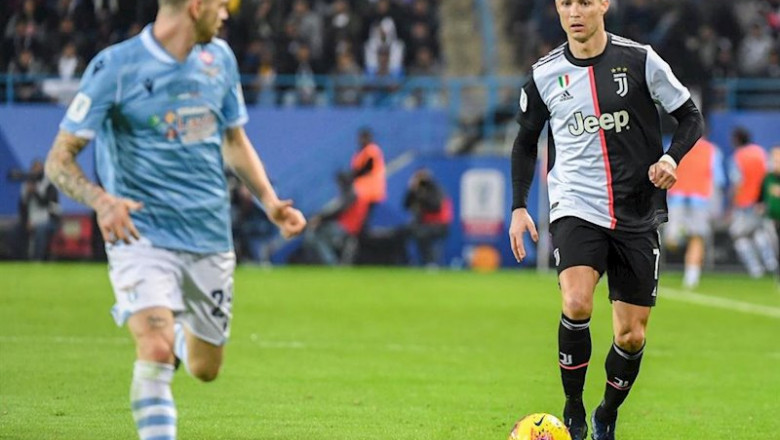 ep cristiano ronaldo conduce la pelota ante manuel lazzari en el juventus-lazio de la supercopa de ep cristiano ronaldo conduce la pelota ante manuel lazzari en el juventus-lazio de la supercopa de
