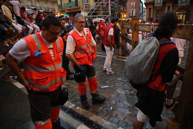 Cruz Roja Navarra en el encierro de Sanfermines. | DAVID DOMENCH/EUROPA PRESS ep cruz roja navarraencierrosanfermines