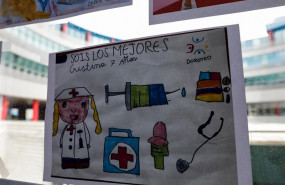 ep dibujo infantil en el que se lee sois los mejores en el hospital de campana de ifema en el que