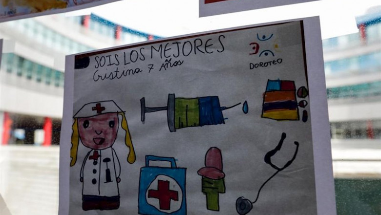 Dibujo infantil en el que se lee 'Sois los mejores' en el hospital de campaña de IFEMA, en el que los pacientes de coronavirus son ahora atendidos únicamente en el Pabellón 9 tras el cierre del 7 al bajar la presión asistencial y que estará operativo prev | Jesús Hellín - Europa Press ep dibujo infantil en el que se lee sois los mejores en el hospital de campana de ifema en el que