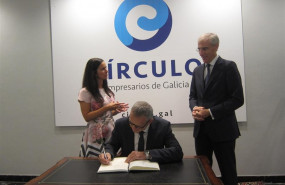 ep el director de la planta de psa en vigo ignacio bueno ha firmado en el libro de honor del circulo