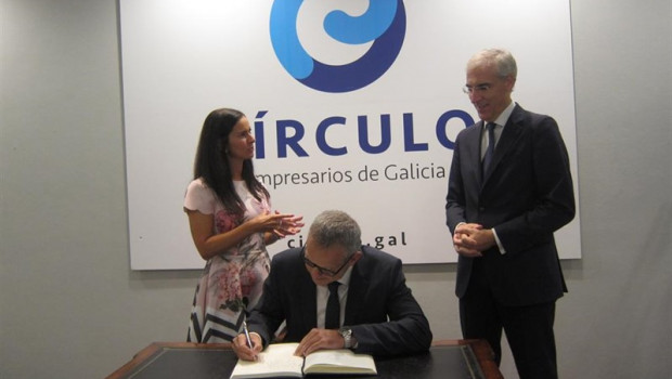 ep el director de la planta de psa en vigo ignacio bueno ha firmado en el libro de honor del circulo