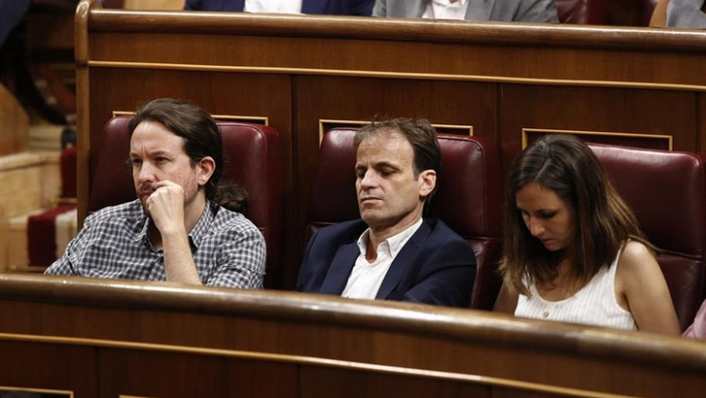 ep el lider de podemos pablo iglesias sigue desde sue escano el discurso de investidura del