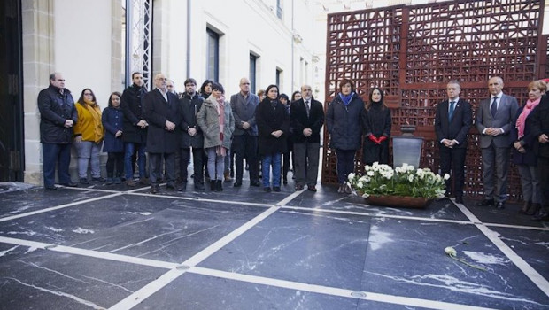 ep el parlamento vasco conmemora el dia de la memoria con la participacion de todos los partidos