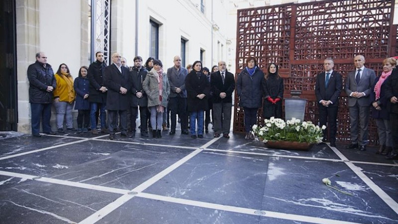 ep el parlamento vasco conmemora el dia de la memoria con la participacion de todos los partidos