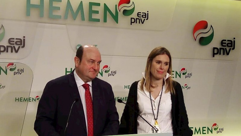 ep el presidente del pnv andoni ortuzar junto a la secretaria del ebb mireia zarate en rueda de