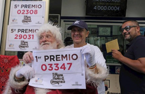 ep el propietario con gorra de la administracion de loteria la esfinge de calle ripoche n1 de las