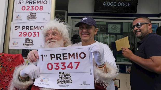 ep el propietario con gorra de la administracion de loteria la esfinge de calle ripoche n1 de las