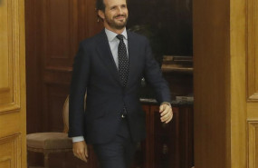 ep el rey felipe vi saluda al presidente del partido popular pablo casado i durante la reunion