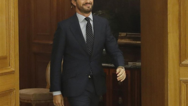 ep el rey felipe vi saluda al presidente del partido popular pablo casado i durante la reunion