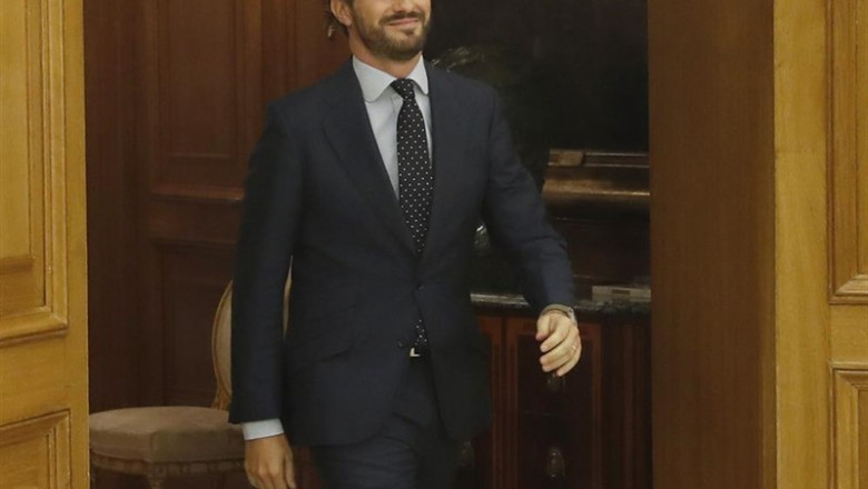 El rey Felipe VI saluda al presidente del Partido Popular, Pablo Casado (i), durante la reunión mantenida este martes en el Palacio de la Zarzuela, en la segunda jornada de la ronda de consultas de cara a la posible investidura de Pedro Sánchez como presi | Pool ep el rey felipe vi saluda al presidente del partido popular pablo casado i durante la reunion