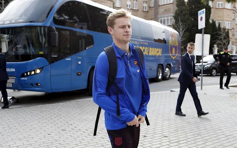ep frenkie de jong a su llegada a la concentracion por el clasico