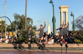 ep la nocheblanco malaga zancos actividad cultura mayo plaza marina