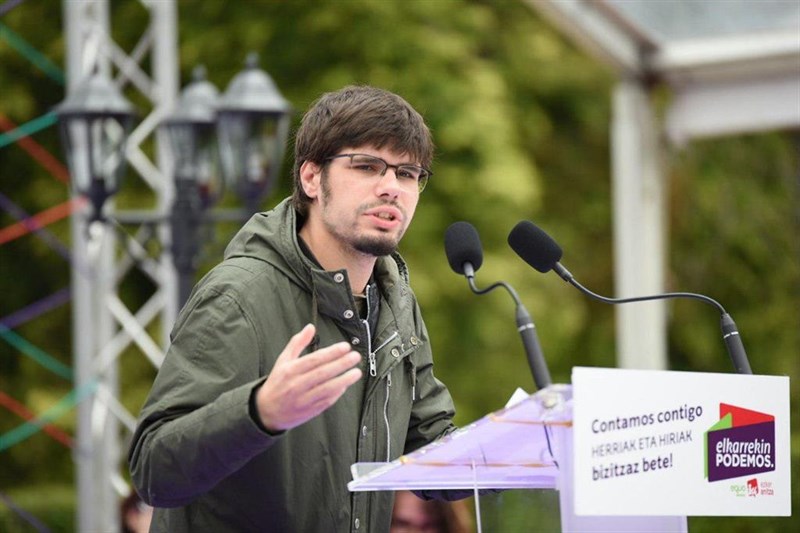 ep lander martinez secretario general de podemos euskadi en un acto electoral