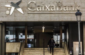 ep logo de caixabank en la antigua sede de bankia
