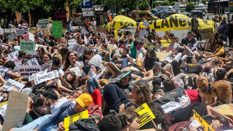 Los manifestante de la protesta en Madrid del movimiento 'Fridays for Future' contra el cambio climático se tumban en las inmediaciones del Congreso de los Diputados y la Plaza de Neptuno. | Ricardo Rubio - Europa Press - Archivo ep los manifestante de la protesta en madrid del movimiento fridays for future contra el cambio