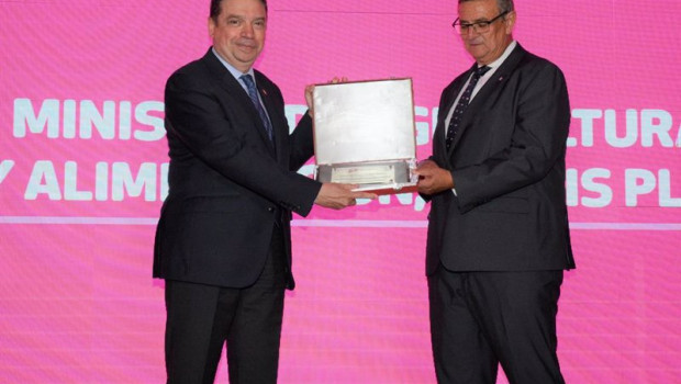 ep luis planas recibe el reconocimiento de interporc por el apoyo y defensa del sector porcino