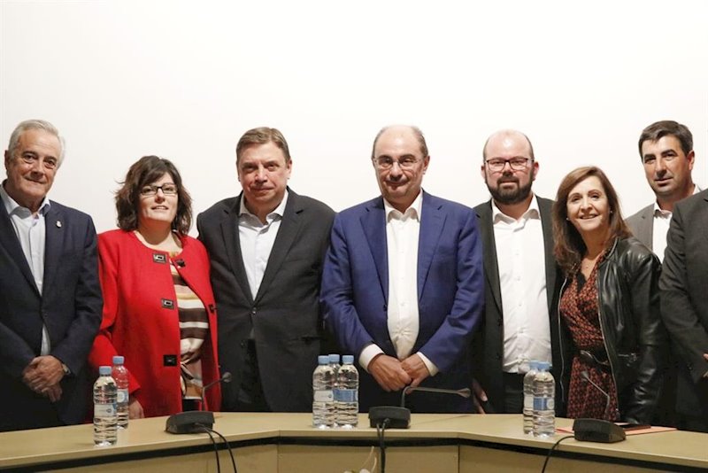 ep luis planas y javier lamban con otros miembros y cargos publicos del psoe