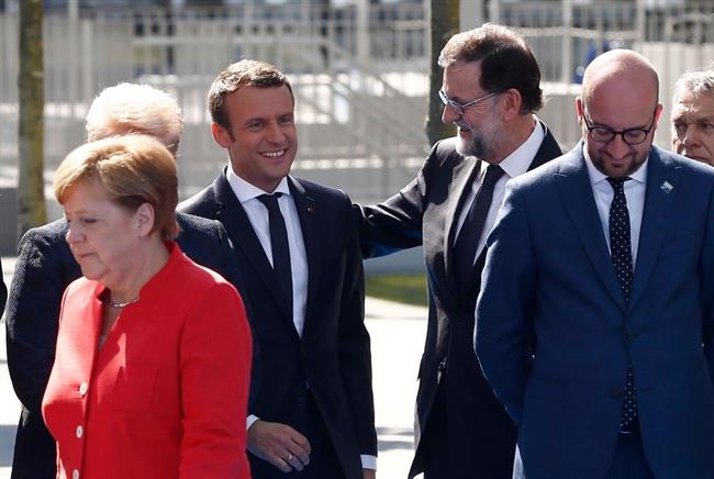 Mariano Rajoy saluda a Emmanuel Macron en la cumbre de la OTAN | TWITTER MARIANO RAJOY ep mariano rajoy saludaemmanuel macronla cumbrela otan