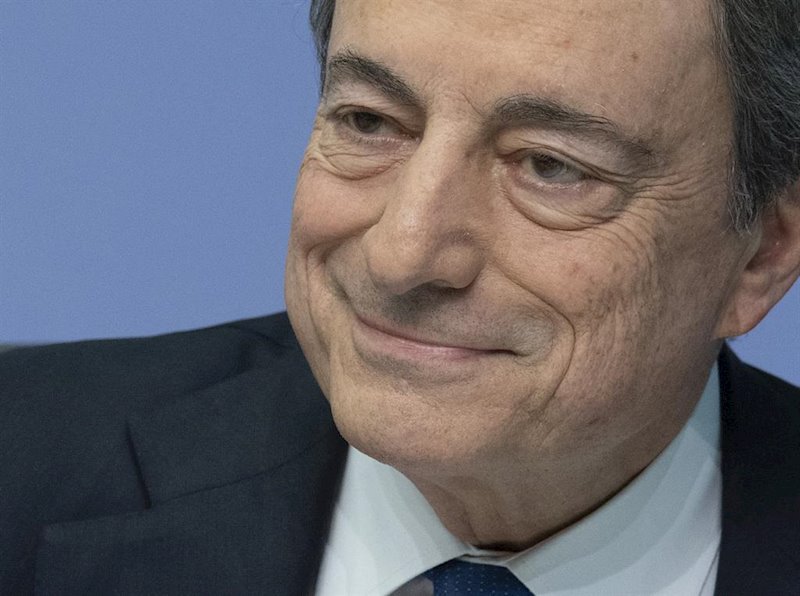 El euro sigue su avance al calor de la operación Draghi en Italia