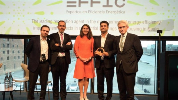 ep mendiluce primero por la derecha en la entrega del premio