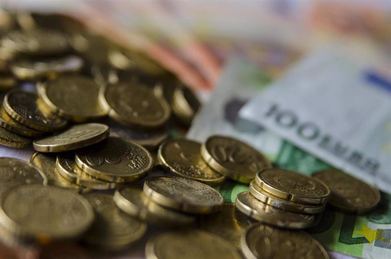 El euro estira su rally de máximos de casi dos años por la debilidad del dólar