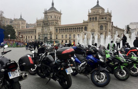 ep motos aparcadas en la plaza zorrilla de valladolid tras el desfile de banderas de pinguinos