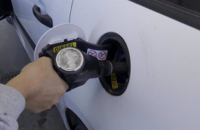 ep persona repostando en una gasolinera