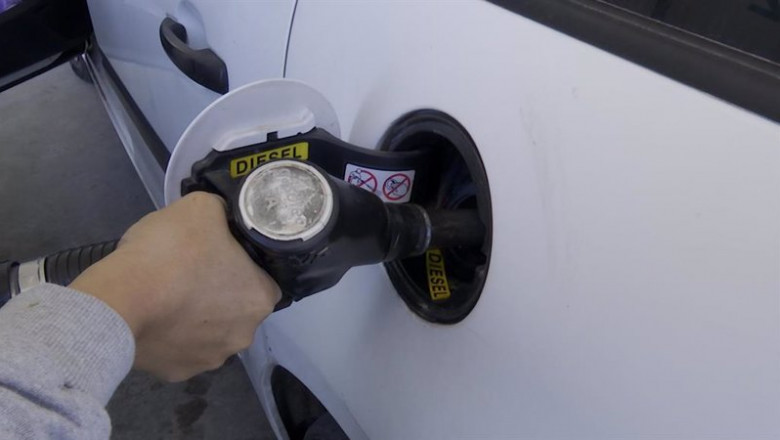 ep persona repostando en una gasolinera