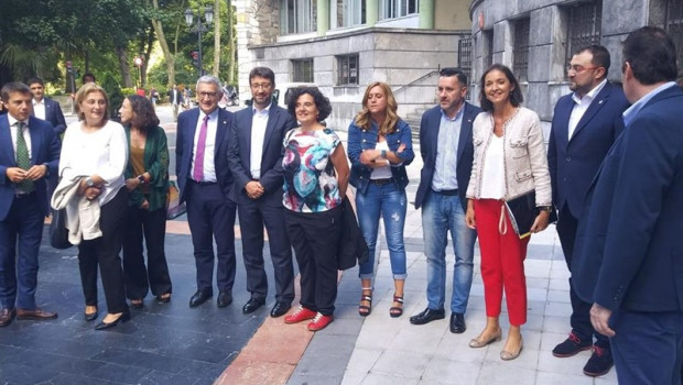 ep reyes maroto posa al lado del presidente del principado varios consejeros la delegada del