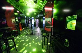 ep sillas en la pista de baile de una discoteca de madrid en madrid espana a 3 de julio de 2020