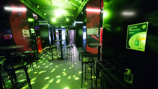ep sillas en la pista de baile de una discoteca de madrid en madrid espana a 3 de julio de 2020