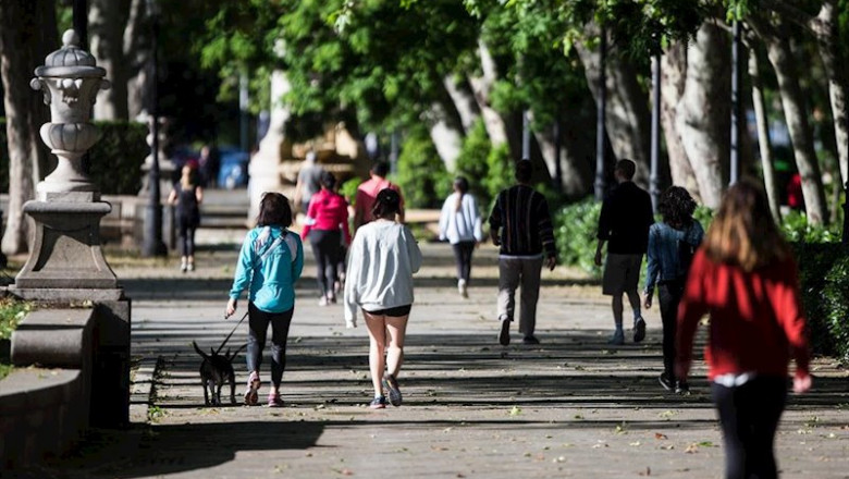 Transeúntes caminando y haciendo deporte por la calle del Prado Madrid. | Joaquin Corchero / Europa Press - Archivo ep transeuntes caminando y haciendo deporte por la calle del prado madrid