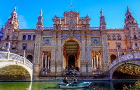 ep turistas pasea en barca por la ria de la plaza de espana a 03 de enero del 2023 en sevilla ep turistas pasea en barca por la ria de la plaza de espana a 03 de enero del 2023 en sevilla