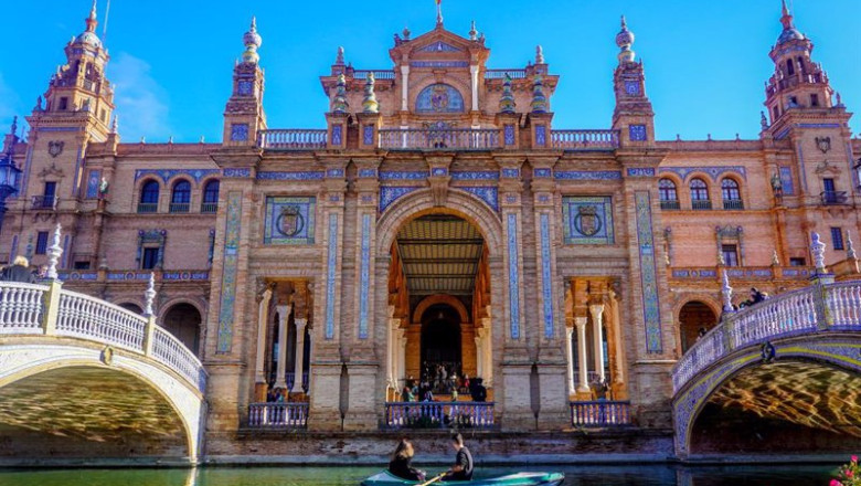 ep turistas pasea en barca por la ria de la plaza de espana a 03 de enero del 2023 en sevilla ep turistas pasea en barca por la ria de la plaza de espana a 03 de enero del 2023 en sevilla