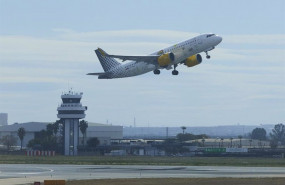 ep un avion despegando en el aeropuerto de sevilla