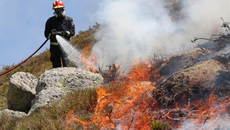 Un bombero de la Comunidad de Madrid trabaja para apagar las llamas registradas en los de Miraflores y La Granja (Segovia). | COMUNIDAD DE MADRID ep un bomberola comunidadmadridpara apagarllamas registradaslosmirafloresla granja segovia