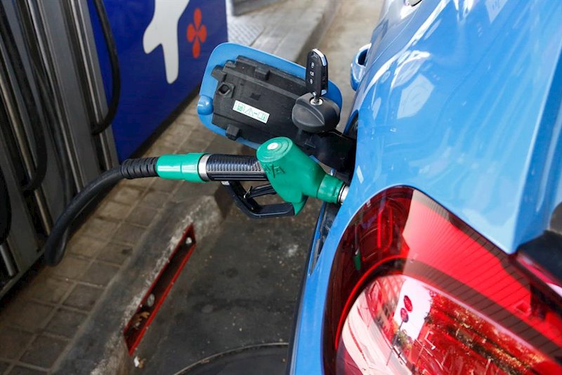 ep un coche repostando gasolina en una gasolinera de madrid ep un coche repostando gasolina en una gasolinera de madrid