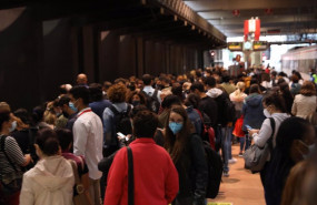 ep un gran numero de pasajeros espera en uno de los andenes de la estacion de madrid   puerta de