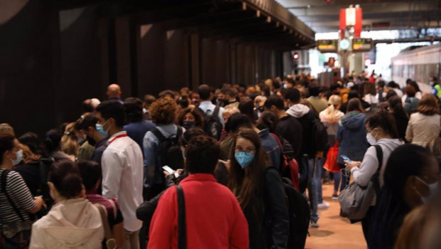 ep un gran numero de pasajeros espera en uno de los andenes de la estacion de madrid   puerta de