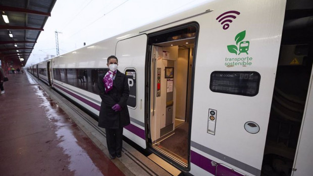 ep una azafata en las puertas del tren en la estacion de madrid chamartin clara campoamor en madrid