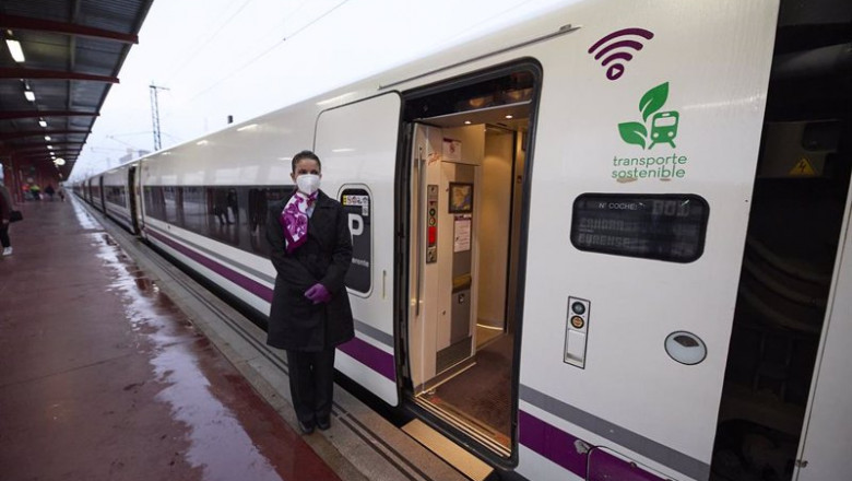 ep una azafata en las puertas del tren en la estacion de madrid chamartin clara campoamor en madrid ep una azafata en las puertas del tren en la estacion de madrid chamartin clara campoamor en madrid