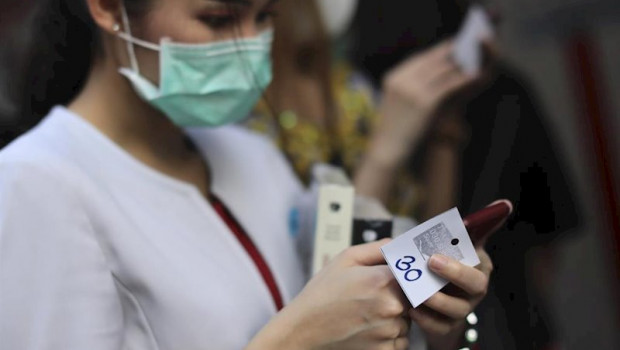 ep una mujer con una mascarilla para evitar el contagio del coronavirus