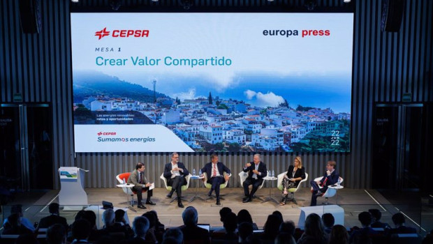 ep vista general de la mesa redonda las energias renovables retos y oportunidades organizada por