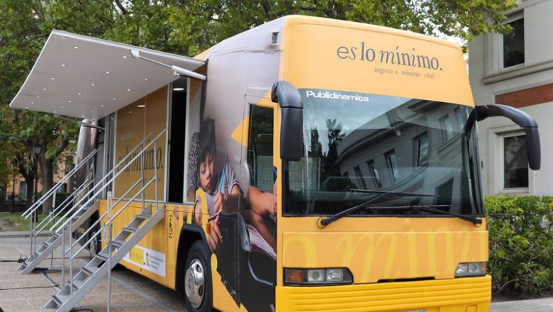 Autobús informativo del Ingreso Mínimo Vital | Marta Fernández Jara - Europa Press ep vista por fuera de un autobus informativo del ingreso minimo vital en la sede del ministerio a 17