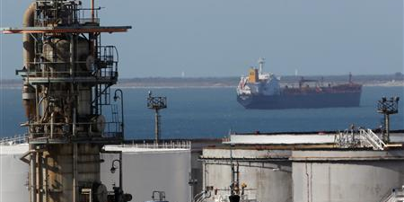 tanker-au-large-du-terminal-petrolier-de-fos-lavera-pres-de-marseille tanker-au-large-du-terminal-petrolier-de-fos-lavera-pres-de-marseille