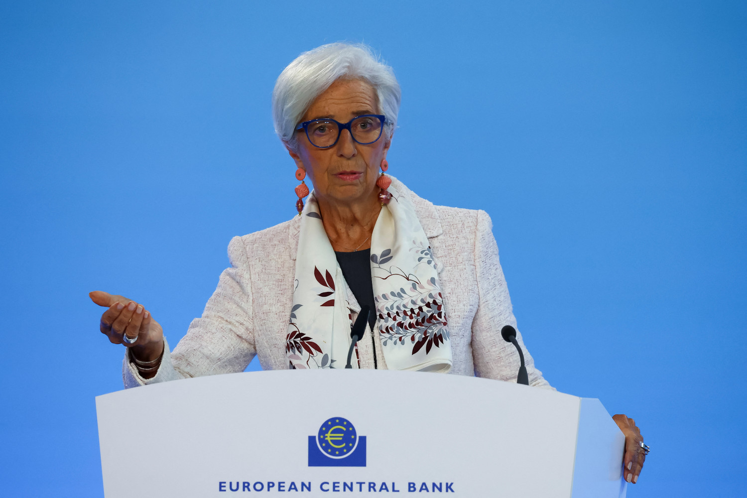 christine lagarde membre de la bce s adresse aux journalistes a l issue de la reunion de politique monetaire a francfort christine lagarde membre de la bce s adresse aux journalistes a l issue de la reunion de politique monetaire a francfort