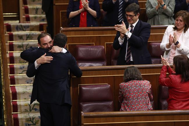 Ábalos saluda a Pedro Sánchez tras ser elegido presidente del Gobierno | EUROPA PRESS ep abalos saludapedro sanchezser elegido presidentegobierno